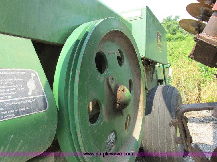 image for item H3284 John Deere 336 small square baler