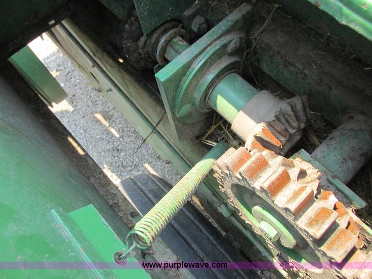image for item H3284 John Deere 336 small square baler