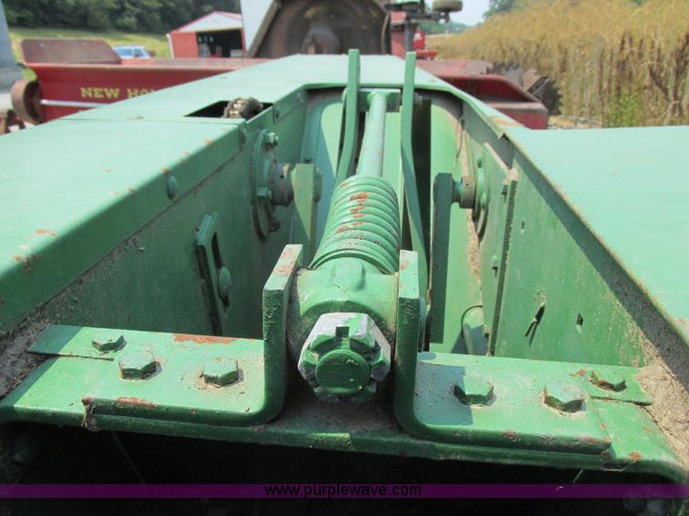 image for item H3284 John Deere 336 small square baler