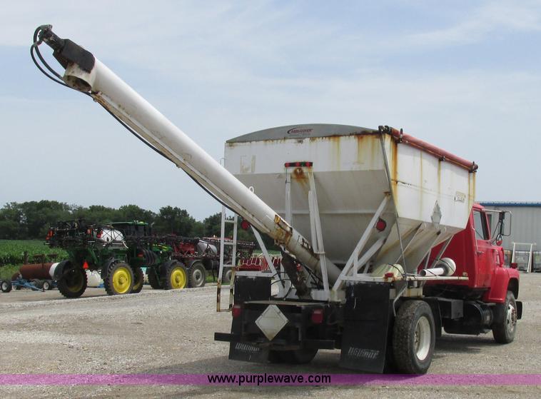 image for item H3299 1988 Ford L8000 grain truck