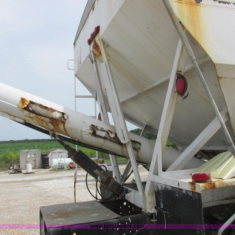 image for item H3299 1988 Ford L8000 grain truck