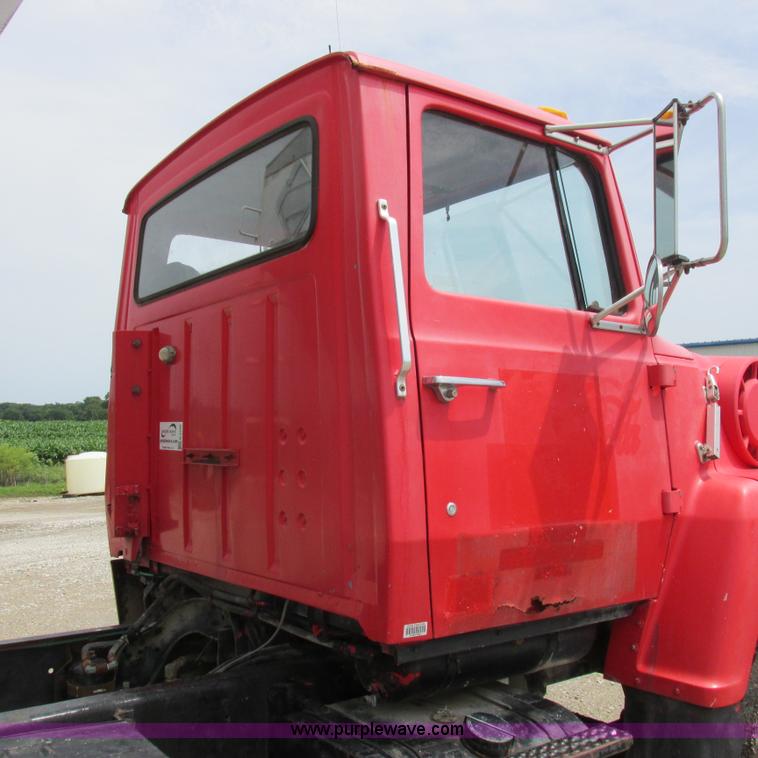 image for item H3299 1988 Ford L8000 grain truck