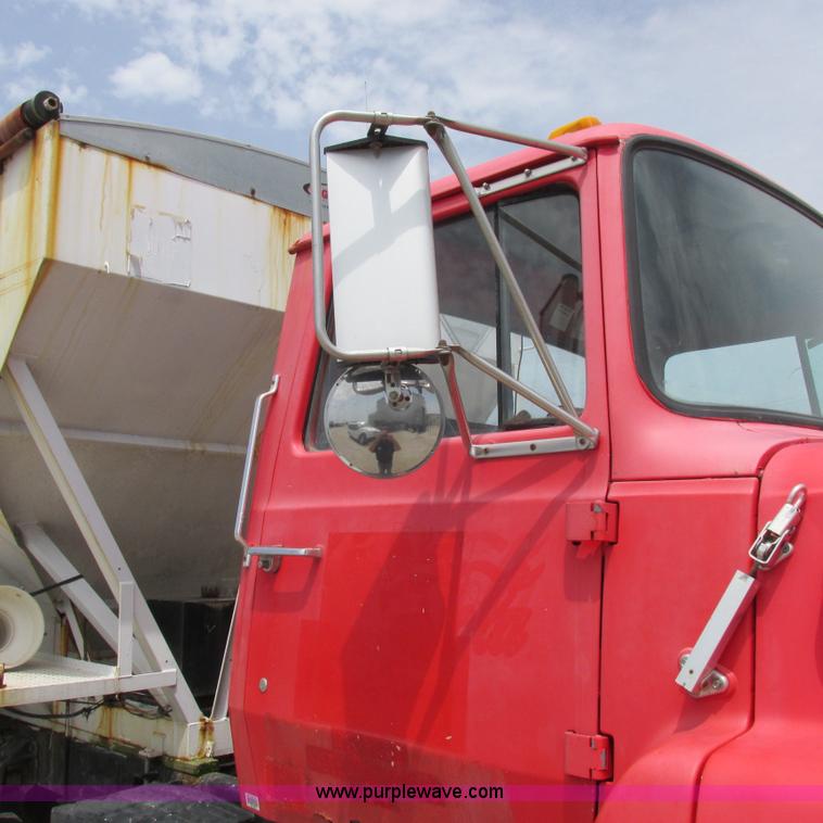image for item H3299 1988 Ford L8000 grain truck