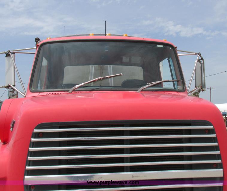 image for item H3299 1988 Ford L8000 grain truck