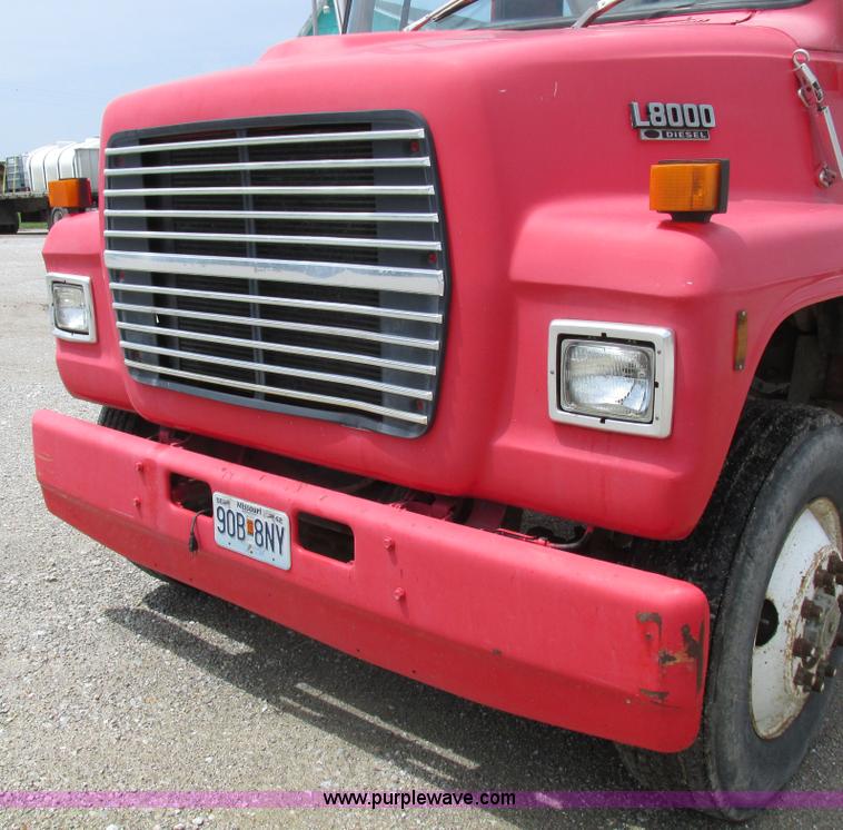 image for item H3299 1988 Ford L8000 grain truck