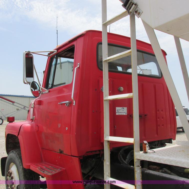 image for item H3299 1988 Ford L8000 grain truck