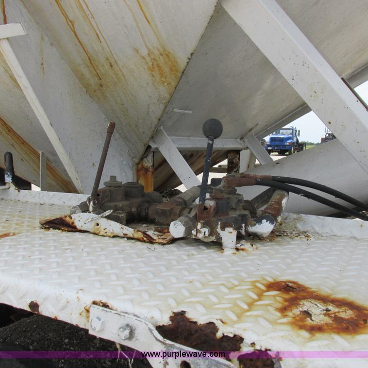 image for item H3299 1988 Ford L8000 grain truck