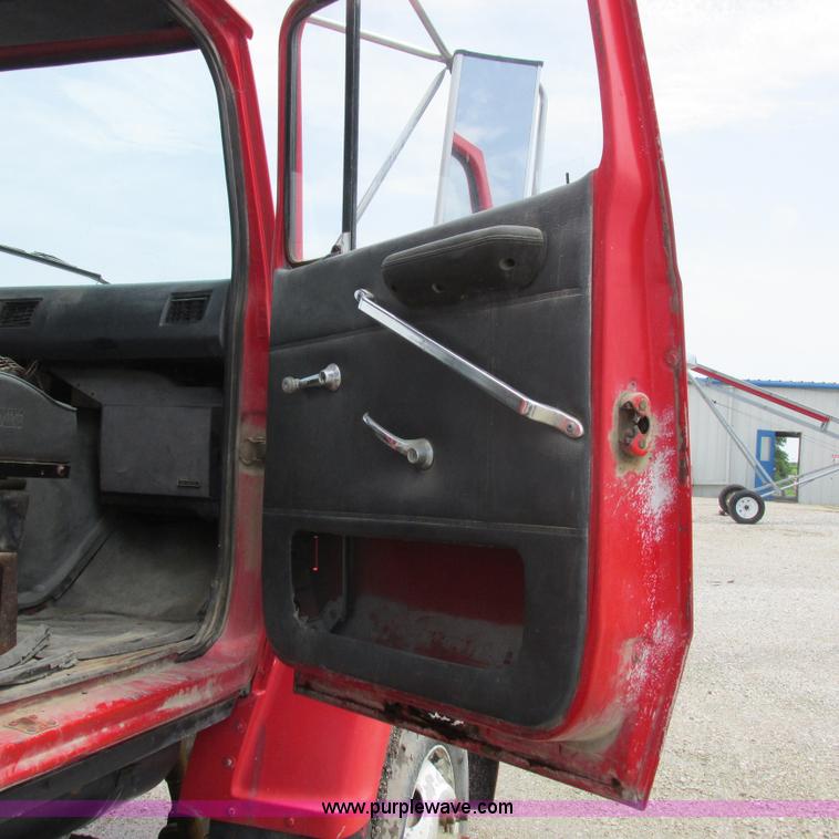 image for item H3299 1988 Ford L8000 grain truck