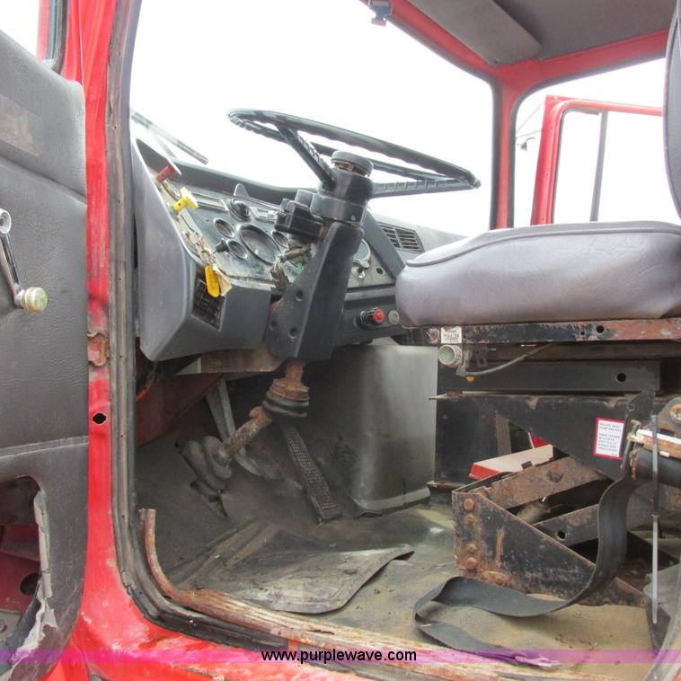 image for item H3299 1988 Ford L8000 grain truck