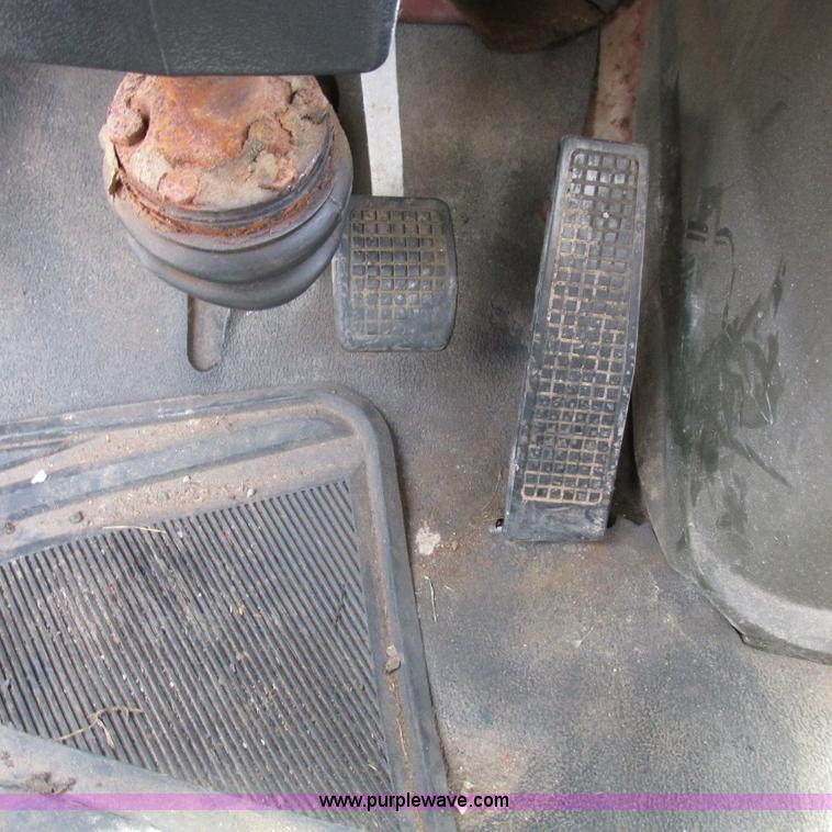 image for item H3299 1988 Ford L8000 grain truck