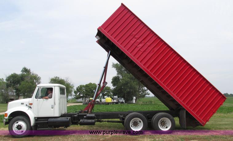 image for item H4574 1994 International 4900 grain truck