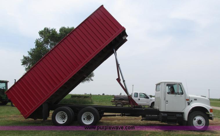 image for item H4574 1994 International 4900 grain truck