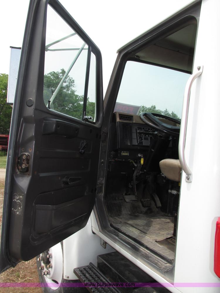 image for item H4574 1994 International 4900 grain truck