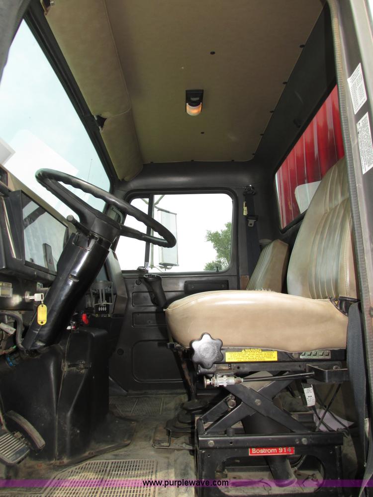 image for item H4574 1994 International 4900 grain truck