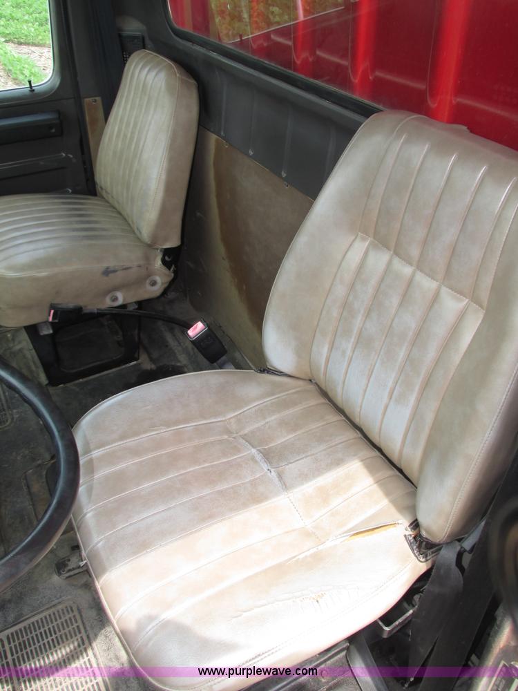 image for item H4574 1994 International 4900 grain truck