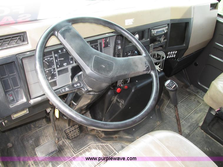 image for item H4574 1994 International 4900 grain truck