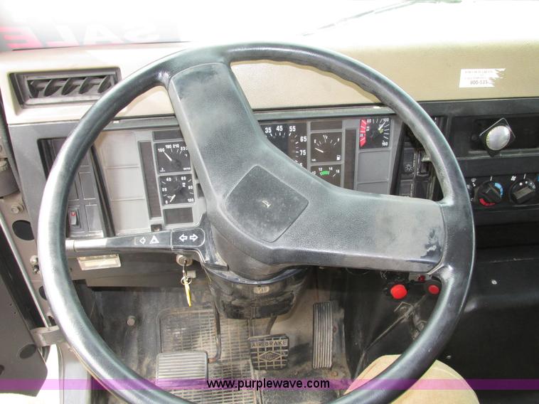 image for item H4574 1994 International 4900 grain truck