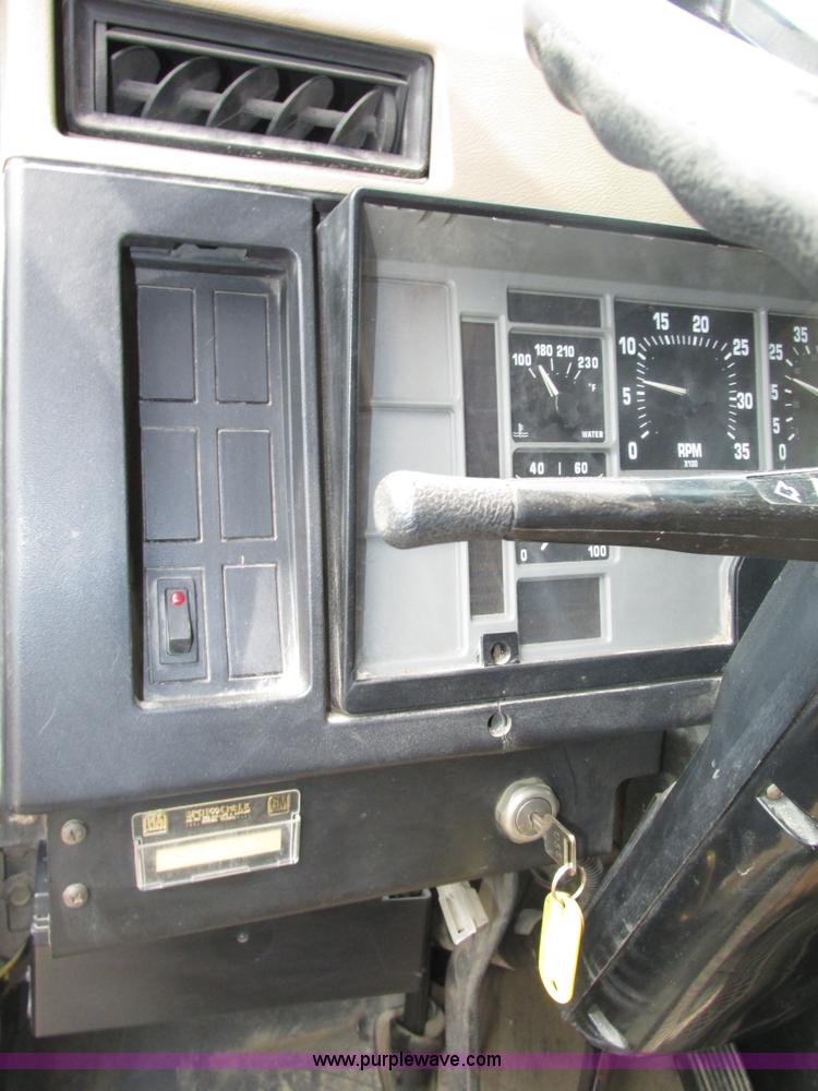 image for item H4574 1994 International 4900 grain truck