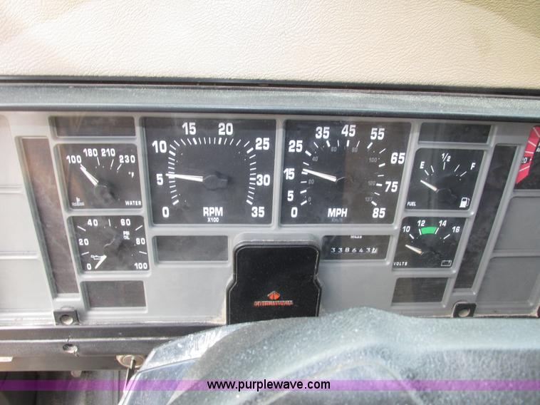 image for item H4574 1994 International 4900 grain truck