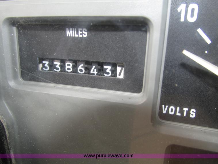 image for item H4574 1994 International 4900 grain truck