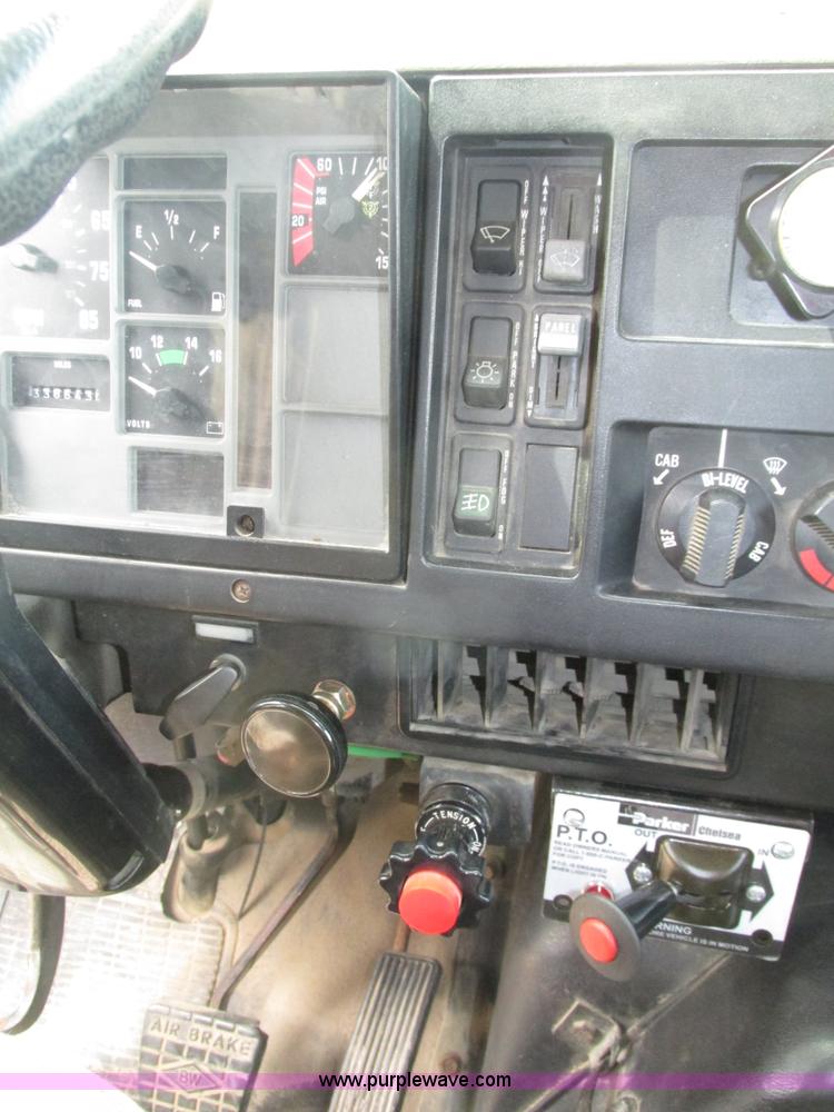 image for item H4574 1994 International 4900 grain truck