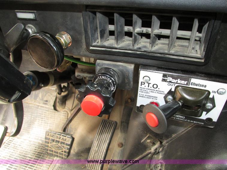 image for item H4574 1994 International 4900 grain truck