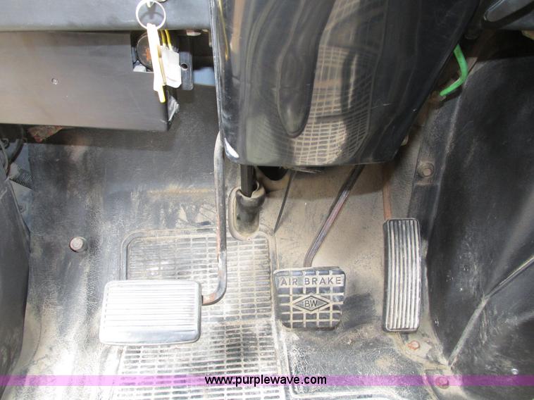 image for item H4574 1994 International 4900 grain truck