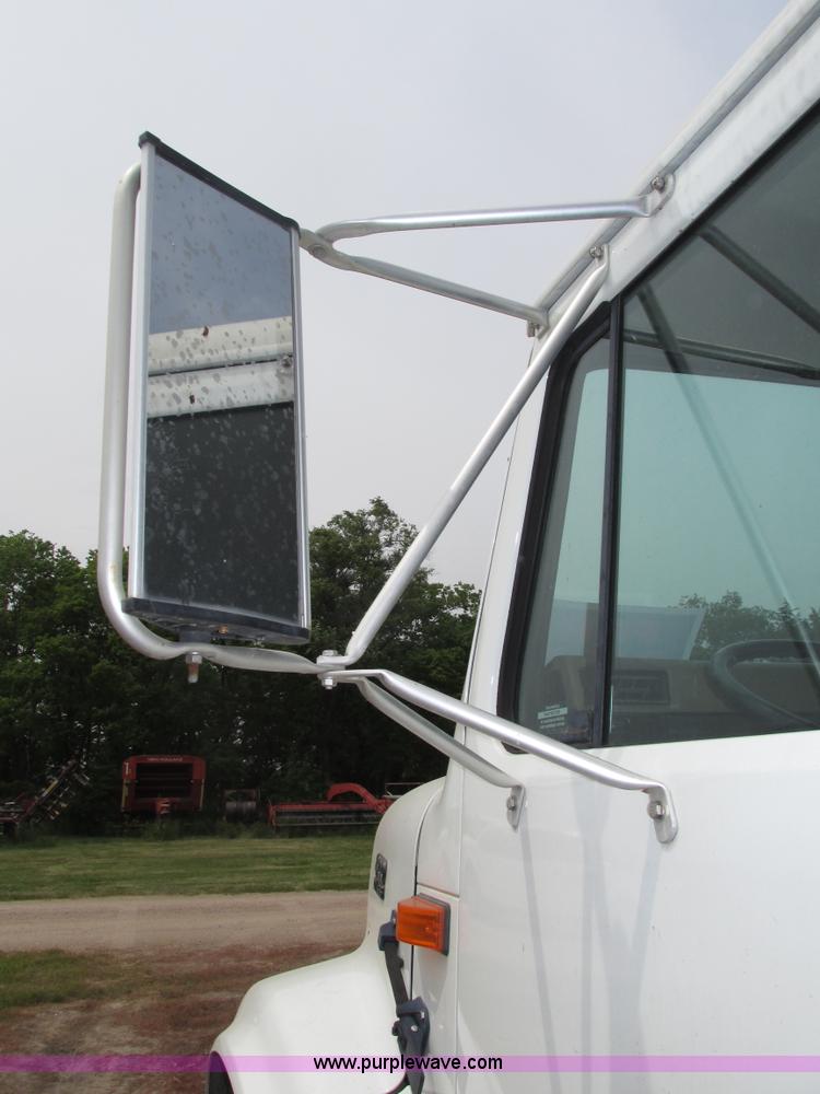 image for item H4574 1994 International 4900 grain truck