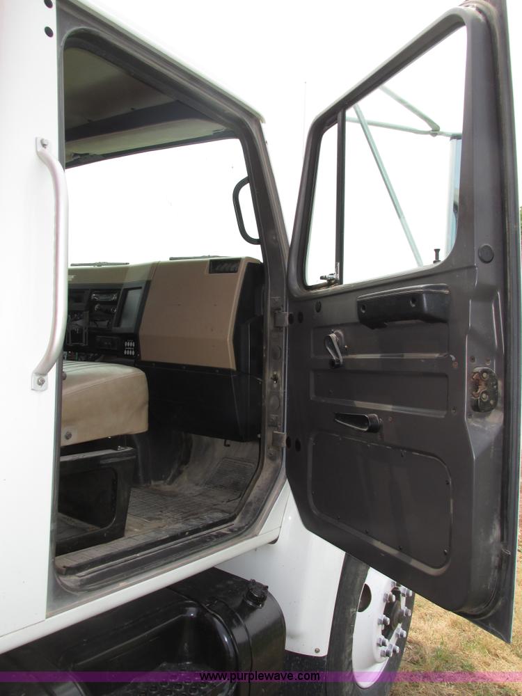 image for item H4574 1994 International 4900 grain truck