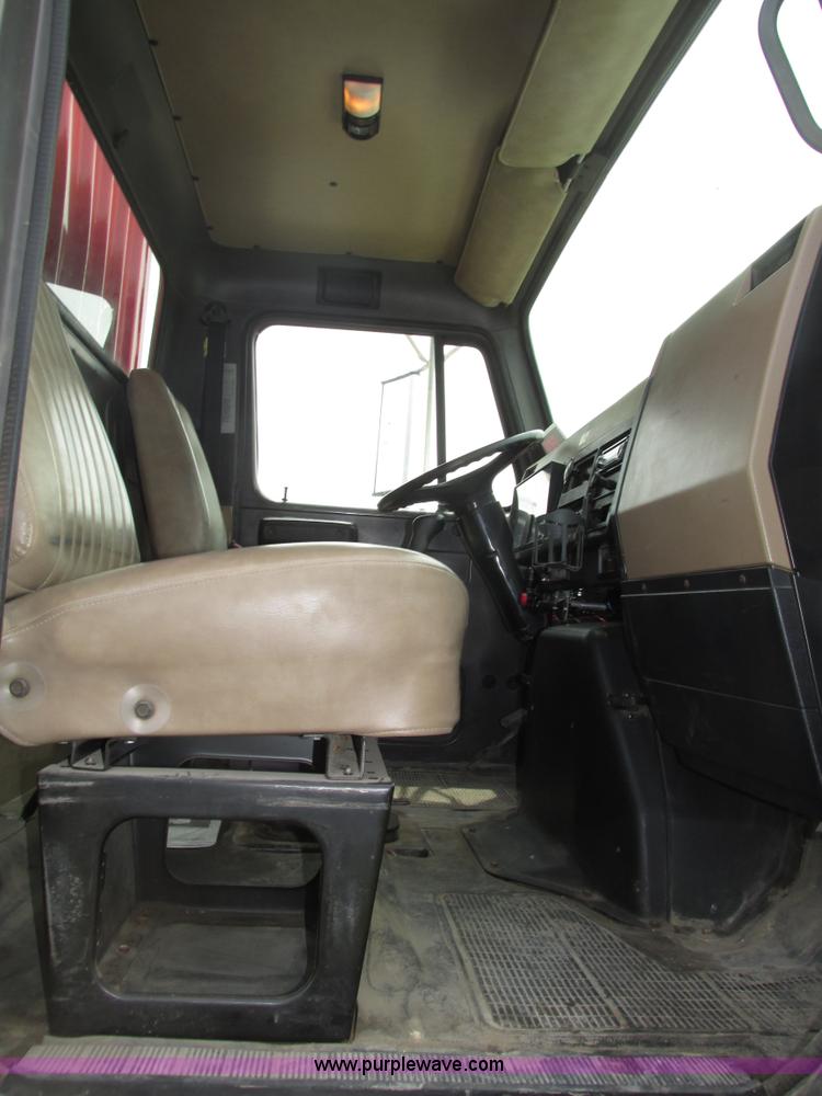 image for item H4574 1994 International 4900 grain truck