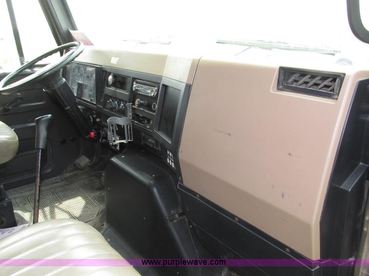 image for item H4574 1994 International 4900 grain truck