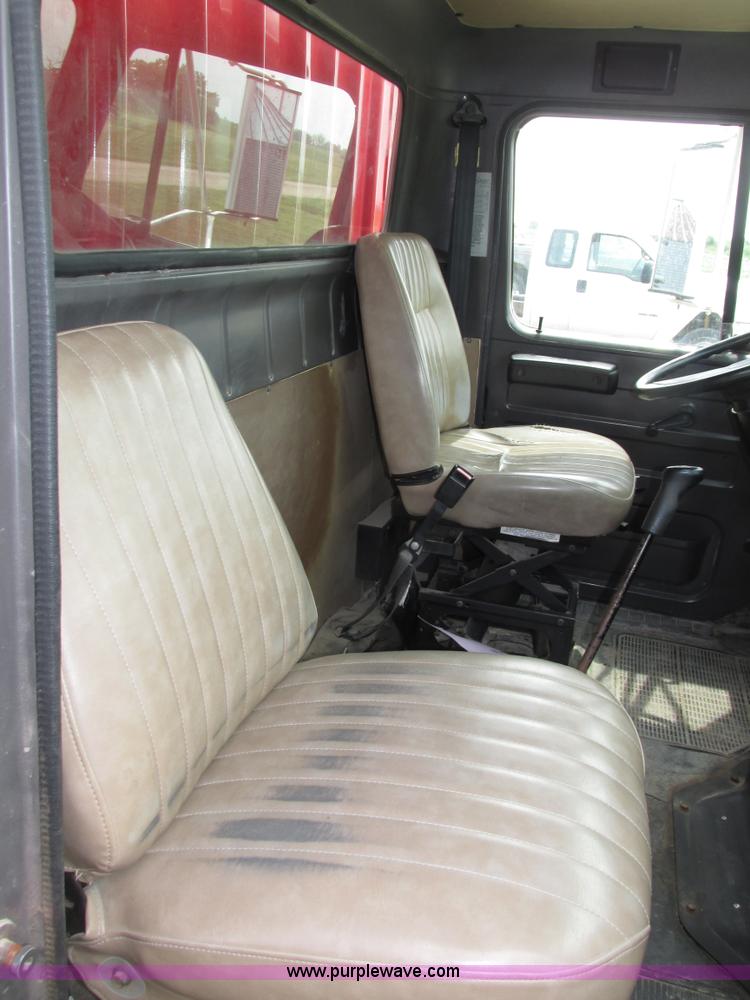 image for item H4574 1994 International 4900 grain truck