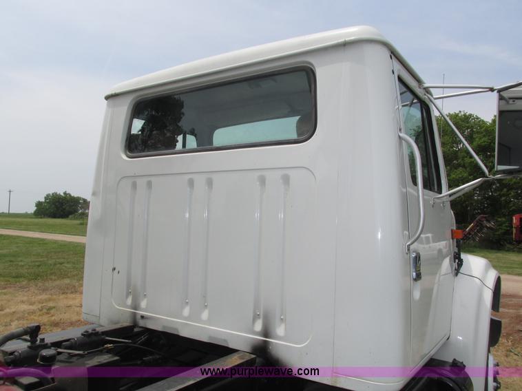 image for item H4574 1994 International 4900 grain truck