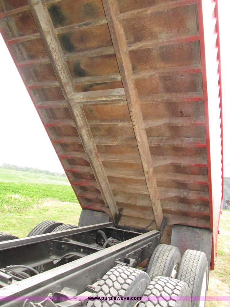 image for item H4574 1994 International 4900 grain truck