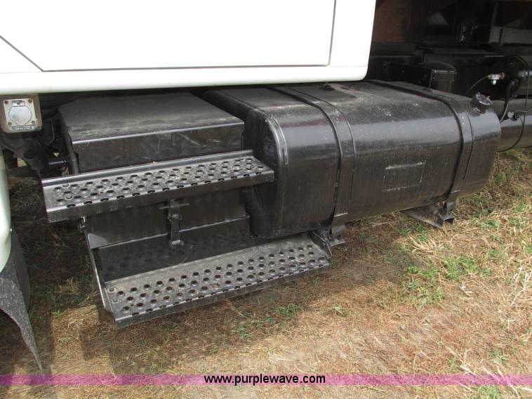 image for item H4574 1994 International 4900 grain truck