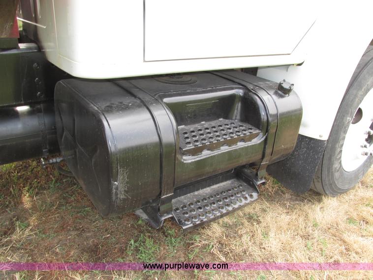 image for item H4574 1994 International 4900 grain truck