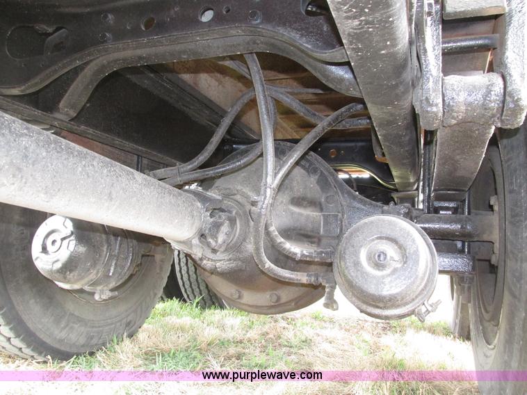 image for item H4574 1994 International 4900 grain truck