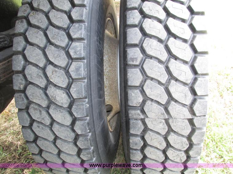 image for item H4574 1994 International 4900 grain truck