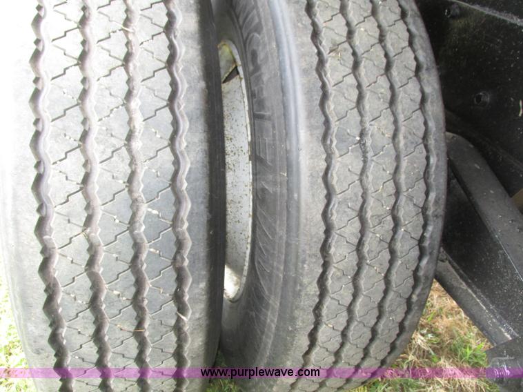 image for item H4574 1994 International 4900 grain truck