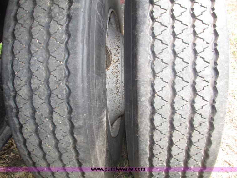 image for item H4574 1994 International 4900 grain truck