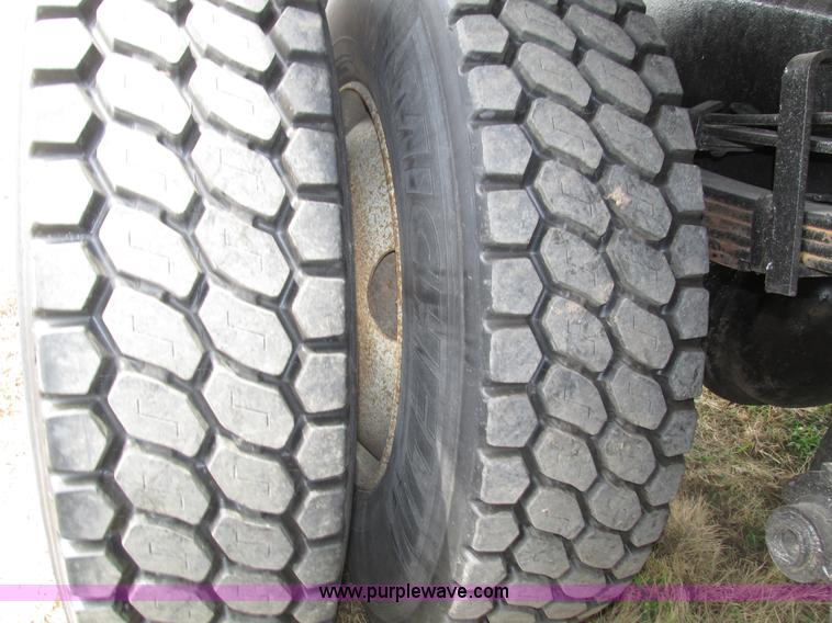 image for item H4574 1994 International 4900 grain truck