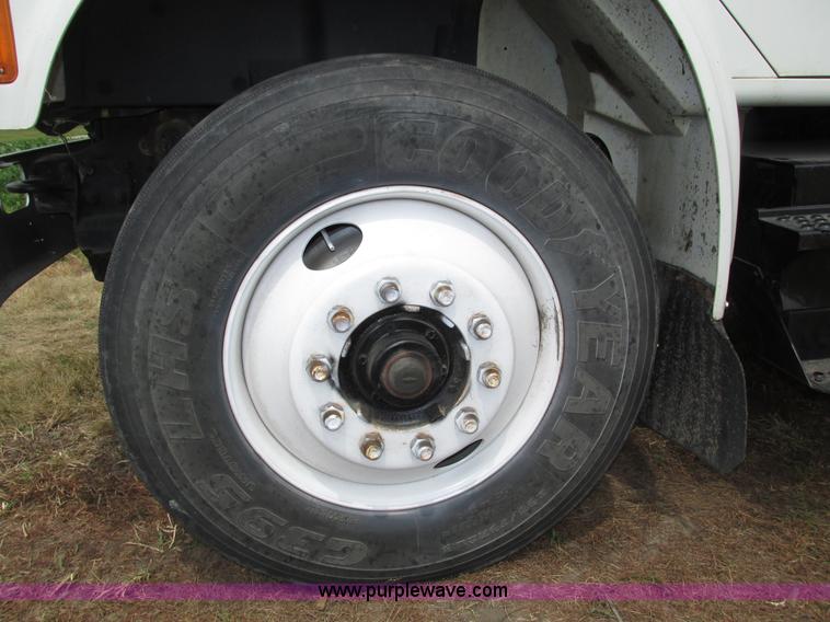 image for item H4574 1994 International 4900 grain truck