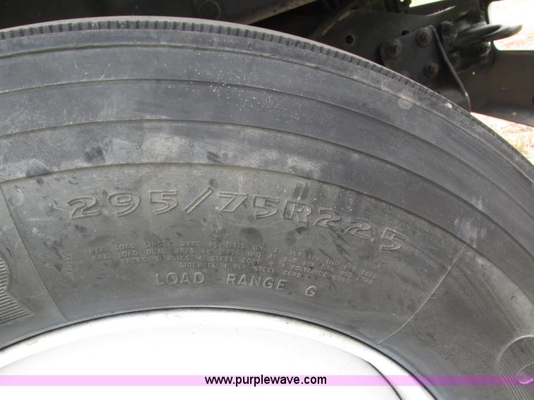 image for item H4574 1994 International 4900 grain truck