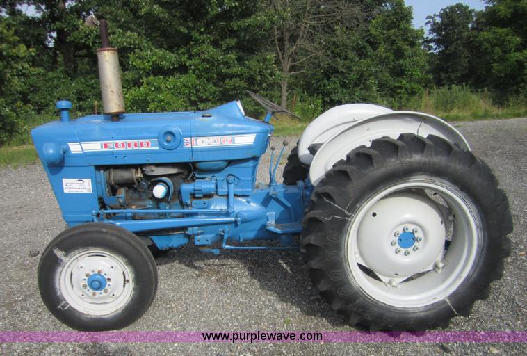 image for item I2114 1968 Ford 3000 tractor