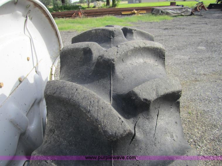 image for item I2114 1968 Ford 3000 tractor