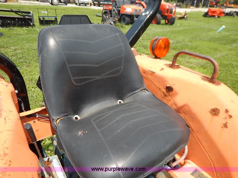 image for item J3811 1985 Kubota B8200 tractor