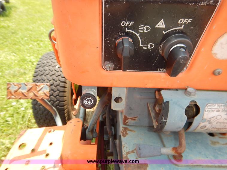 image for item J3811 1985 Kubota B8200 tractor