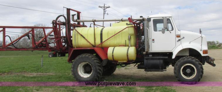 image for item K2109 1990 International 7100 self-propelled sprayer