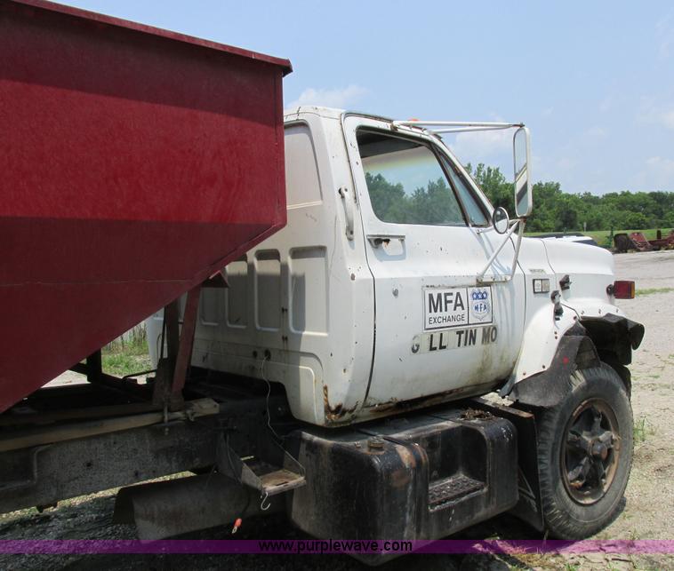 image for item K2173 1986 Chevrolet C70 grain truck