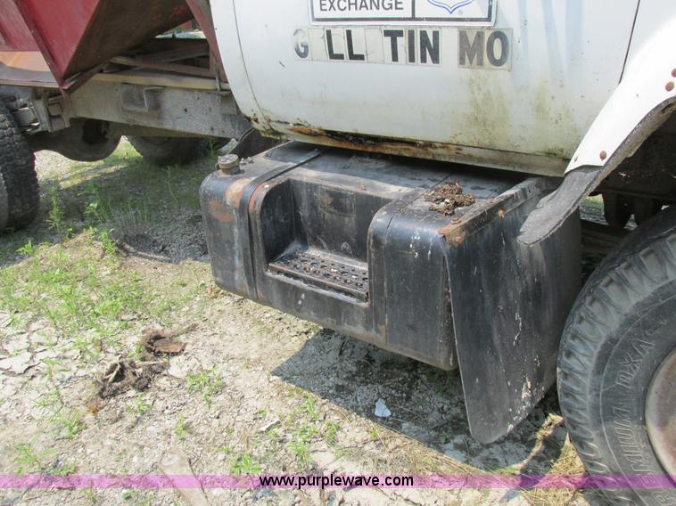 image for item K2173 1986 Chevrolet C70 grain truck